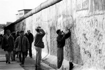 БЕРЛИНСКАЯ СТЕНА. Демонтаж Берлинской стены, возведенной 13 августа 1961, начался в ночь с 9 на 10 ноября 1989 